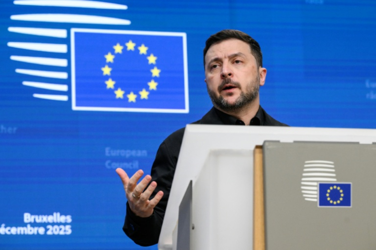 Le président ukrainien Volodymyr Zelensky lors d'une conférence de presse à l'occasion d'un Conseil européen le 18 décembre 2025 à Bruxelles ( AFP / JOHN THYS )