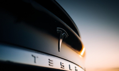 En 2025, Tesla reste le leader du secteur des véhicules électriques, tout en diversifiant ses activités dans l’énergie.