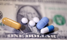 Une illustration montre un billet de banque en dollars américains et des médicaments.