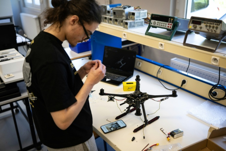 Un élève de lycée, en spécialité dans le cadre du bac professionnel Ciel (Cybersécurité, informatique et réseaux, électronique), à Sainte-Marie-aux-mines, le 30 avril 2026 ( AFP / SEBASTIEN BOZON )