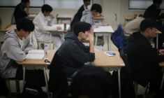 Des élèves attendent le début de l'examen équivalent au baccalauréat à Séoul, en Corée-du-Sud, le 13 novembre 2025 ( POOL / KIM HONG-JI )