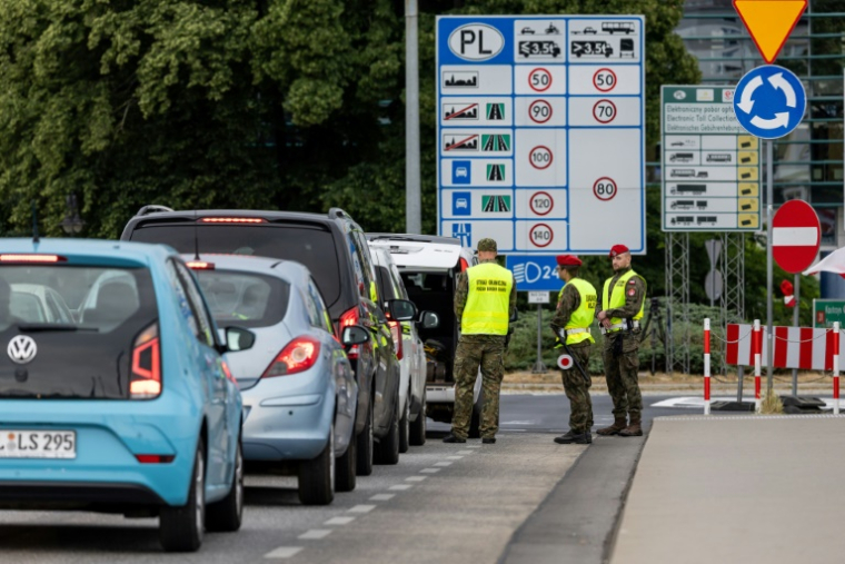 Des garde-frontières polonais au poste-frontière de Slubice, Pologne, le 7 juillet 2025. ( AFP / Wojtek RADWANSKI )
