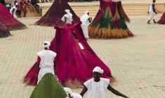Bénin : Défilé de masques Zangbéto colorés lors du festival Vodun