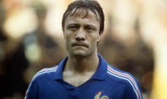 Un espace de recueillement et un rassemblement pour rendre hommage à Bernard Lacombe à Lyon