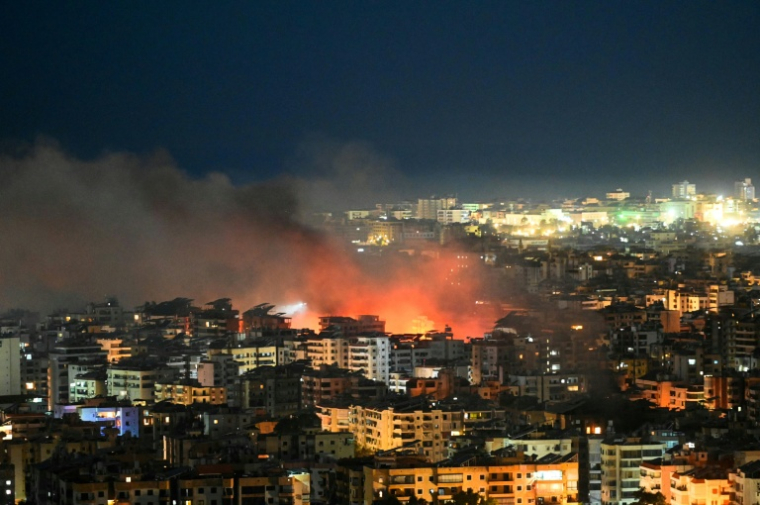 Un incendie sur un site frappé par une attaque aérienne israélienne dans le sud de Beyrouth, le 6 mars 2026 ( AFP / FADEL itani )