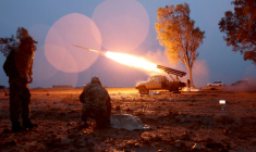 Les forces gouvernementales syriennes tirent une roquette en direction des combattants kurdes, près de Dibsi Faraj, dans la province de Raqa, le 17 janvier 2026 ( AFP / OMAR HAJ KADOUR )