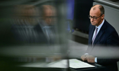 Le chancelier allemand Friedrich Merz, ici à Berlin le 16 octobre 2025, a appelé jeudi à la création d'une place financière européenne pour concurrencer ses rivales américaines et asiatiques. ( AFP / Tobias SCHWARZ )
