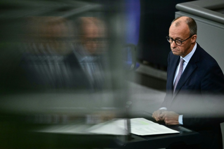 Le chancelier allemand Friedrich Merz, ici à Berlin le 16 octobre 2025, a appelé jeudi à la création d'une place financière européenne pour concurrencer ses rivales américaines et asiatiques. ( AFP / Tobias SCHWARZ )