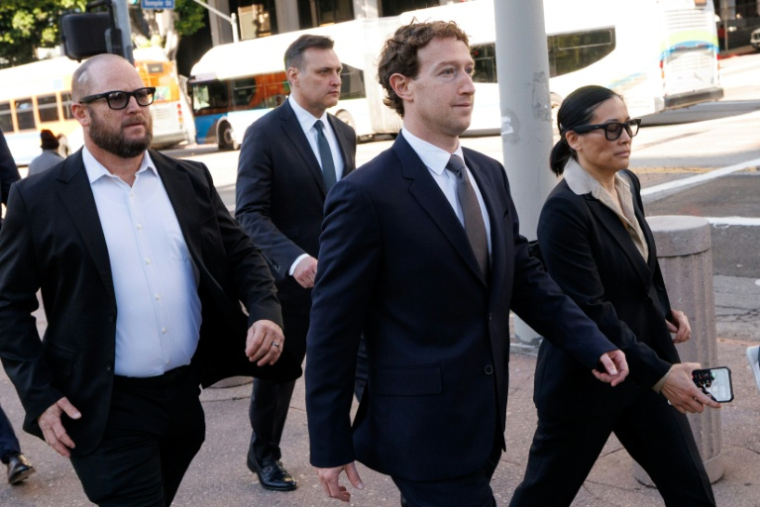 Mark Zuckerberg arrive au tribunal civil de Los Angeles le 18 février 2026 ( AFP / Patrick T. Fallon )