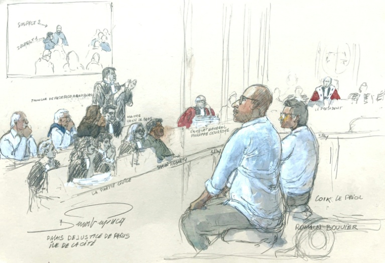 Croquis d'audience du 9 septembre 2026 montrant les militants d'extrême droite Loik Le Priol (2e d) et Romain Bouvier (3e d), au troisième jour de leur procès devant la cour d'assises de Paris pour le meurtre en 2022 du rugbyman international argentin Federico Martin Aramburu ( AFP / Benoit PEYRUCQ )