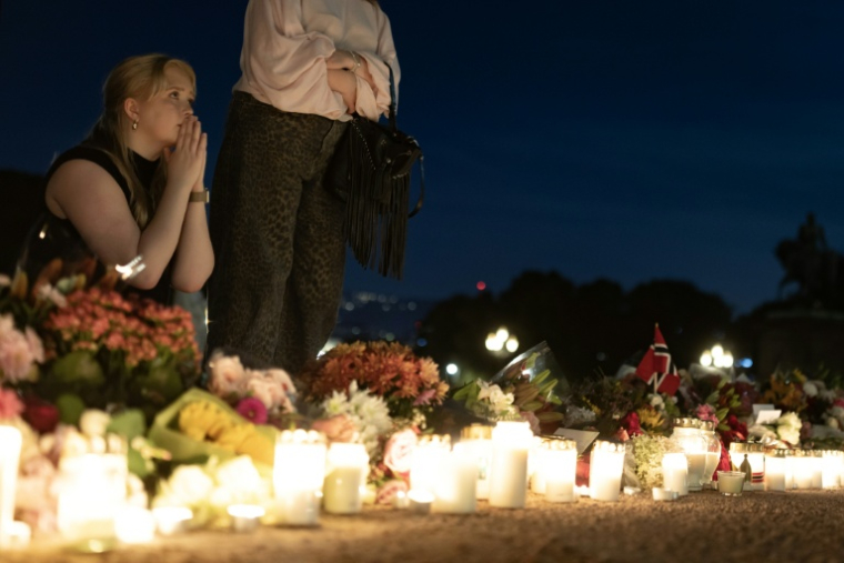 Veillée de soutien au roi Harald V devant le palais royal d'Oslo le 27 août 2026 ( AFP / Odd ANDERSEN )