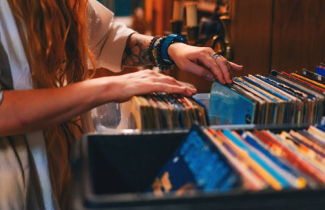 Le vinyle fait son grand retour et devient un objet de collection prisé, porté par une forte demande et des ventes en hausse constante depuis dix ans. ( crédit photo : Getty Images )