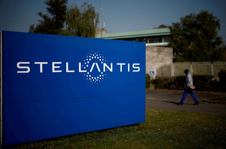 Logo de Stellantis à l'extérieur du bâtiment de l'entreprise à Chartres-de-Bretagne
