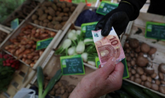 Des gens font leurs courses sur un marché local à Nantes