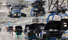 Les carrosseries sont soulevées à l'usine 56 de Sindelfingen