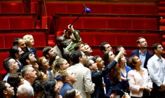 Des députés nouvellement élus à l'Assemblée nationale à Paris