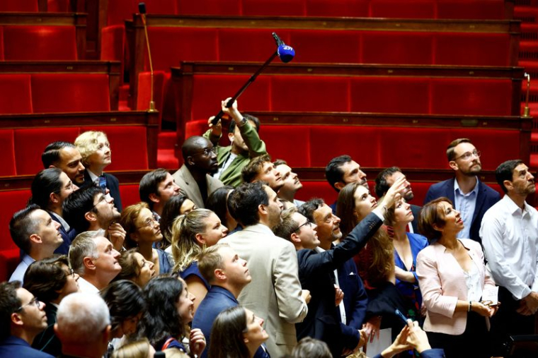 Des députés nouvellement élus à l'Assemblée nationale à Paris