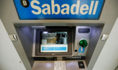 Photo d'archives du logo de Sabadell sur un guichet automatique à Barcelone
