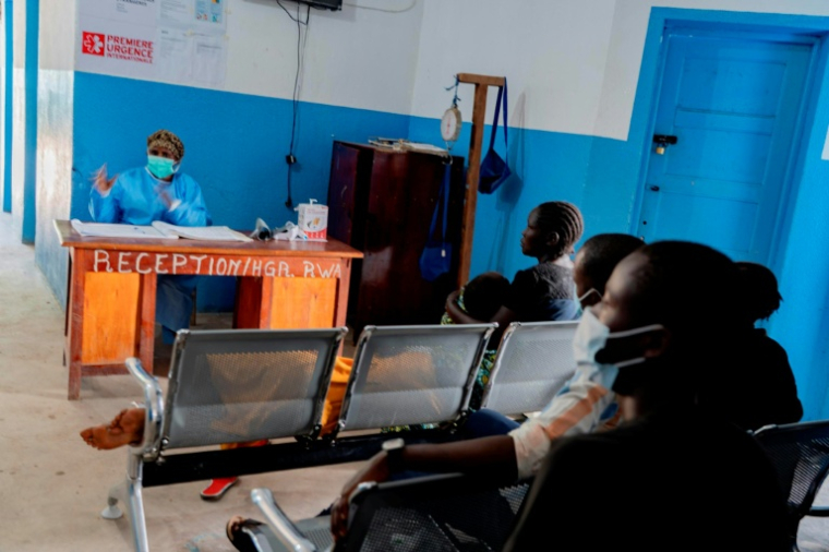 Un membre du personnel porte un équipement de protection à la réception de l'hôpital de Rwampara, l'un des foyers d'épidémie d'Ebola, le 19 mai 2026 en RDC ( AFP / Jorkim Jotham PITUWA )