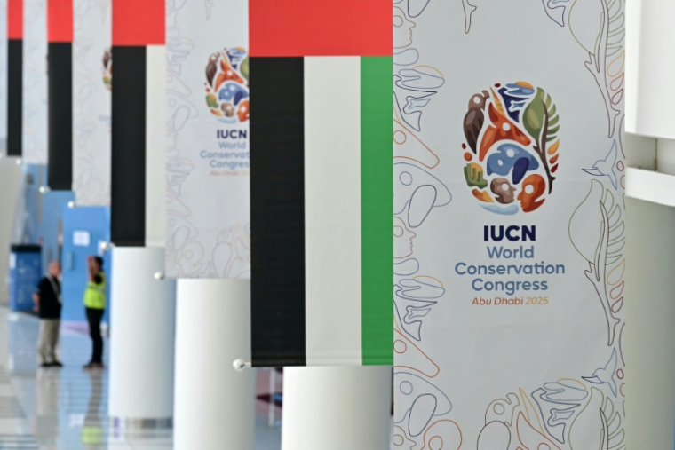 Des affiches du congrès de l'Union internationale pour la conservation de la nature (UICN), le 8 octobre 2025 à Abou Dhabi, aux Emirats arabes unis ( AFP / Giuseppe CACACE )