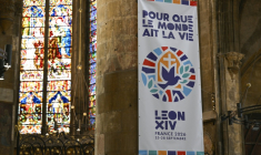 Une bannière annonçant la visite en France du pape Léon XIV accrochée dans la cathédrale Saint-Etienne de Metz, le 3 septembre 2026 ( AFP / Jean-Christophe VERHAEGEN )