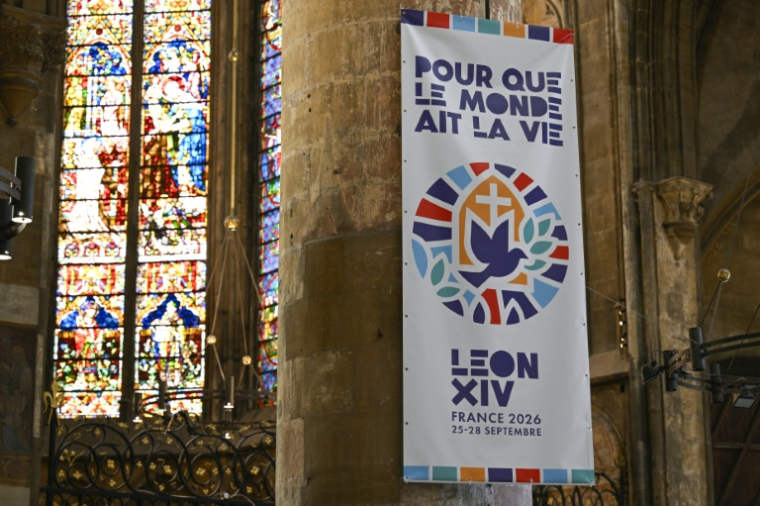 Une affiche à l'intérieur de la cathédrale Saint-Étienne annonçantla messe que le pape Léon XIV célébrera le 28 septembre 2026 à Metz, le 3 septembre 2026 en Moselle ( AFP / Jean-Christophe VERHAEGEN )