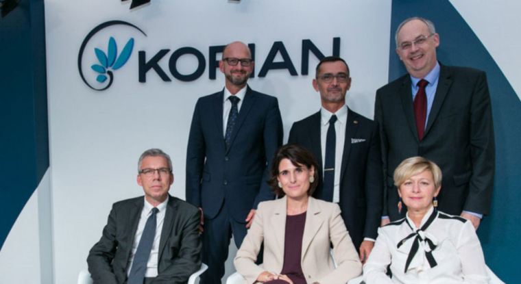 Les dirigeants de Korian autour de la directrice générale, Sophie Boissard (en bas au centre). (© Korian / Twitter)