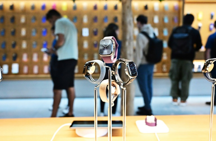 Des montres Apple Series 10 en vente dans un Apple Store à Los Angeles, le 20 septembre 2024 en Californie ( AFP / Frederic J. BROWN )