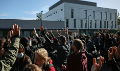 Des militants antifascistes rassemblés devant le centre de rétention administrative (CRA) d'Orléans, le 24 octobre 2026, alors que tient le congrès du RN ( AFP / SIMON WOHLFAHRT )