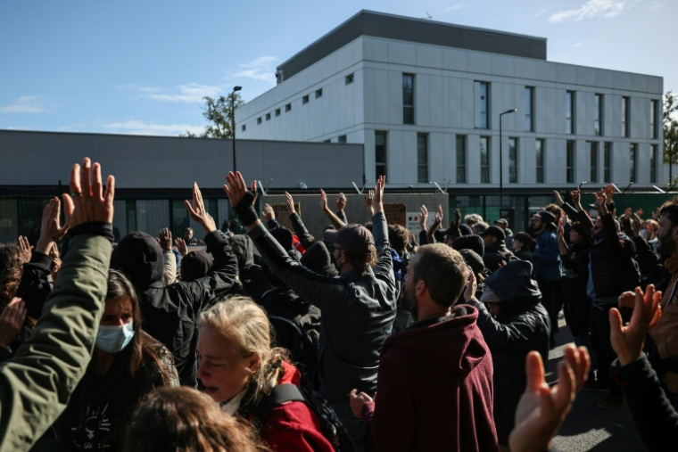 Des militants antifascistes rassemblés devant le centre de rétention administrative (CRA) d'Orléans, le 25 octobre 2026, alors que se tient le congrès du RN à quelques kilomètres de là ( AFP / SIMON WOHLFAHRT )