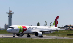 Un avion de la compagnie aérienne TAP Air Portugal sur le tarmac de l'aéroport Humberto Delgado à Lisbonne, le 2 avril 2026 ( AFP / HENRIQUE CASINHAS )