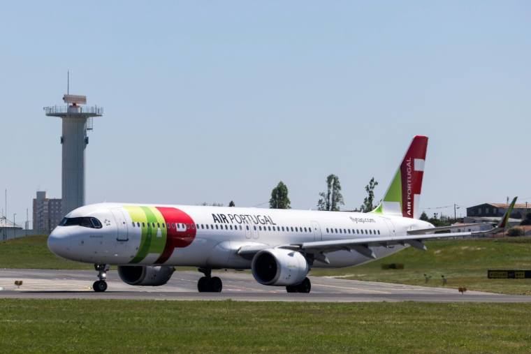 Un avion de la compagnie aérienne TAP Air Portugal sur le tarmac de l'aéroport Humberto Delgado à Lisbonne, le 2 avril 2026 ( AFP / HENRIQUE CASINHAS )