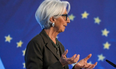 Christine Lagarde, présidente de la BCE, s'adresse à la presse à Francfort