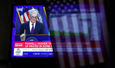 Un écran diffuse une conférence de presse du président de la Réserve fédérale américaine, Jerome Powell