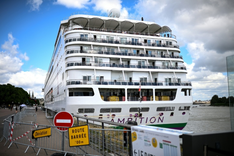 Le paquebot Ambition dont les passagers sont confinés après une suspicion d'épidémie de gastro-entérite, le 13 mai 2026 dans le port de Bordeaux, en Gironde ( AFP / Christophe ARCHAMBAULT )