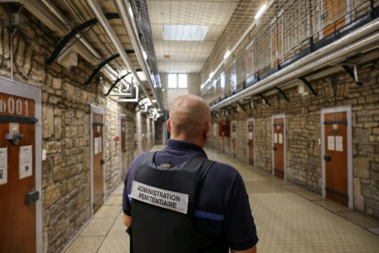 Un gardien dans la prison de Besançon, le 13 septembre 2023 ( AFP / ARNAUD FINISTRE )