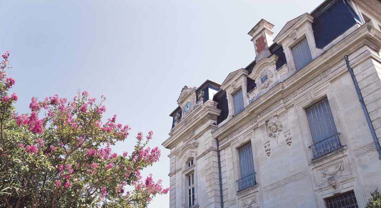 25%, c'est le taux maximal d'imposition des bénéfices d'une SCI lorsqu'ils sont mis en réserve au lieu d'être distribués aux associés. Le taux d'imposition des revenus fonciers peut atteindre 62,2% (prélèvements sociaux inclus). (© Freepik)