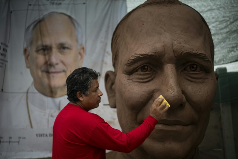 Rafael Gutierrez, 42 ans, sculpteur diplômé de l'École des beaux-arts du Pérou, façonne la tête en argile qui servira à réaliser une statue géante du pape Léon XIV dans son atelier du quartier de Carabayllo, dans la périphérie nord de Lima, le 25 septembre 2026 ( AFP / ERNESTO BENAVIDES )
