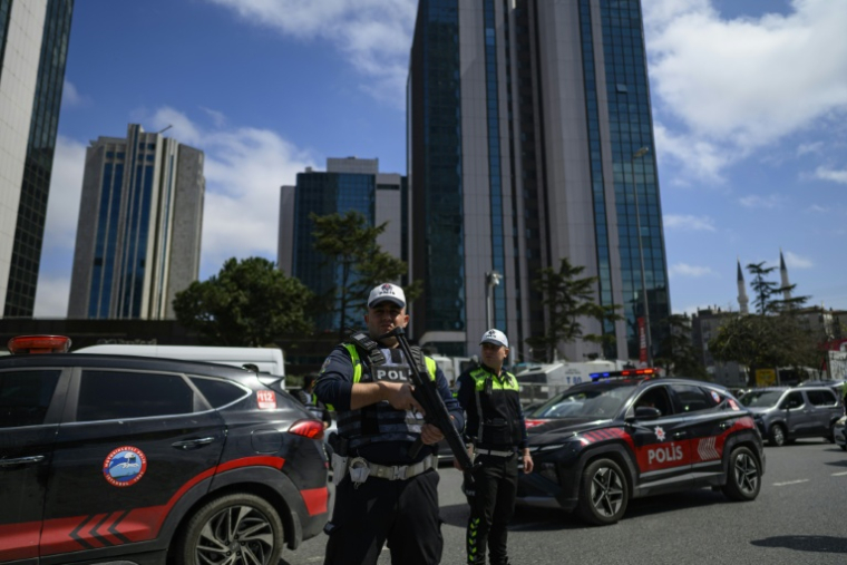 Des policiers patrouillent près du consulat israélien à Istanbul après une fusillade, le 7 avril 2026 en Turquie ( AFP / Yasin AKGUL )