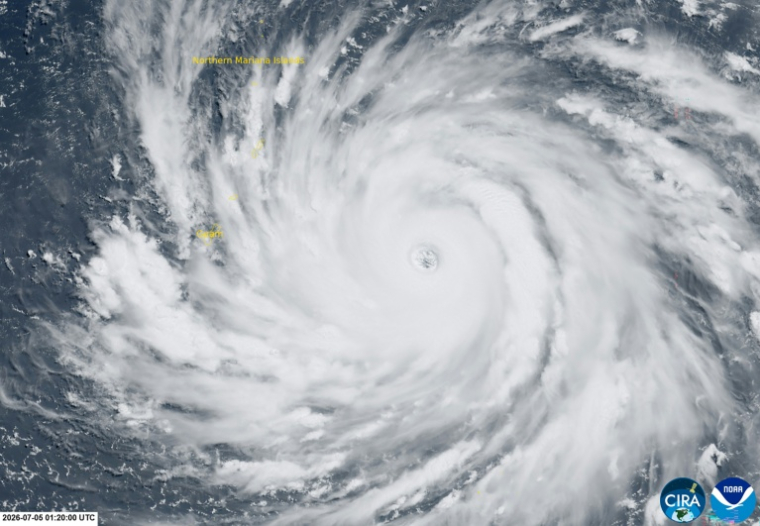 Image satellite du typhon Bavi à l'approche de Guam et des Mariannes du Nord, diffusée par le Cooperative Institute for Research in the Atmosphere (CIRA) en partenariat avec le Regional and Mesoscale Meteorology Branch (RAMMB/NOAA) et la Colorado State University (CSU), prise le 5 juillet 2026 ( Colorado State University-CIRA (CSU/CIRA) / Handout )