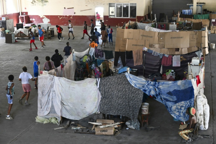 Des athlètes s'entraînent dans une salle de boxe où des familles sans abri se sont installées, dans la Vieille Havane, le 9 juin 2026, à Cuba ( AFP / YAMIL LAGE )