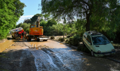 Un camion de pompier embourbé dans le village de Cavalière, au Lavandou, dans le Var, après des inondations dues à de violentes précipitations, le 20 mai 2025 ( AFP / Christophe Simon               )