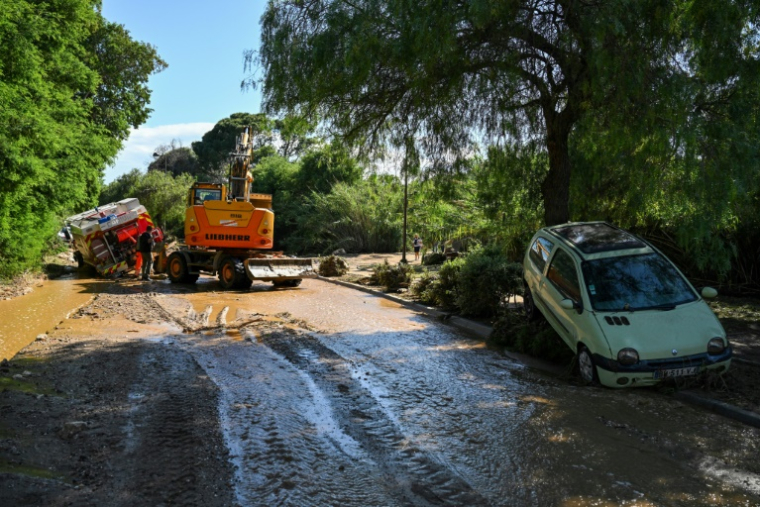 Un camion de pompier embourbé dans le village de Cavalière, au Lavandou, dans le Var, après des inondations dues à de violentes précipitations, le 20 mai 2025 ( AFP / Christophe Simon )