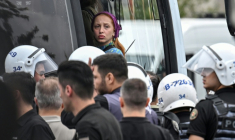 La police turque escorte des manifestants arrêtés vers un bus lors d'un rassemblement devant le palais de justice d'Istanbul, le 15 septembre 2026, pour protester contre l'arrestation et le ciblage croissant de militants LGBTQ ( AFP / Ozan KOSE )