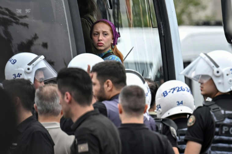 La police turque escorte des manifestants arrêtés vers un bus lors d'un rassemblement devant le palais de justice d'Istanbul, le 15 septembre 2026, pour protester contre l'arrestation et le ciblage croissant de militants LGBTQ ( AFP / Ozan KOSE )