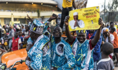 Un groupe de conducteurs de moto-taxis soutiennent le candidat Tchiroma dans les rues de Yaounde, le 11 octobre 2025 ( AFP / MARCO LONGARI )