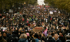 Manifestation pour le pouvoir d'achat et la défense des services publics, le 24 octobre 2026 à Paris  ( AFP / Aris MESSINIS )