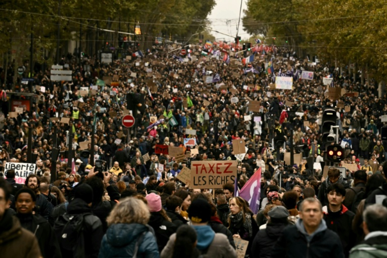 Manifestation pour le pouvoir d'achat et la défense des services publics, le 24 octobre 2026 à Paris  ( AFP / Aris MESSINIS )