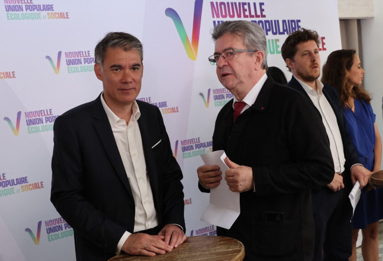 Olivier Faure, premier secrétaire du PS, et Jean-Luc Mélenchon, chef de file de LFI, lors d'une conférence de presse présentant le programme de la Nupes pour les élections législatives, le 10 mai 2022 à Paris. ( AFP / THOMAS SAMSON )