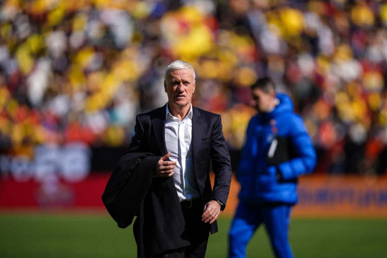 Didier Deschamps met un vent à un géant